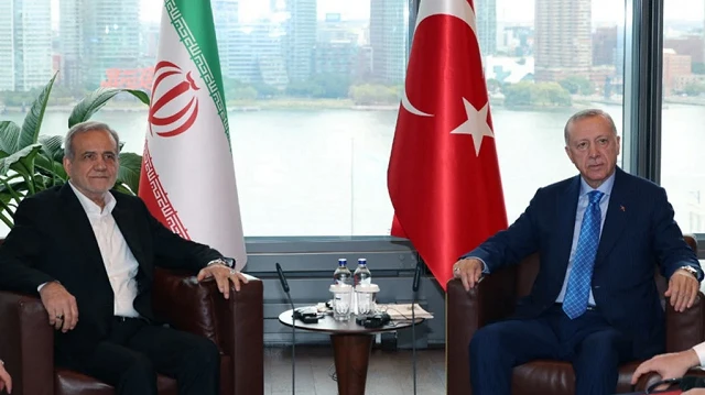 Une photo fournie par la présidence iranienne le 24 septembre 2024 montre le président Masoud Pezeshkian (à gauche) rencontrant son homologue turc Recep Tayyip Erdogan à New York.