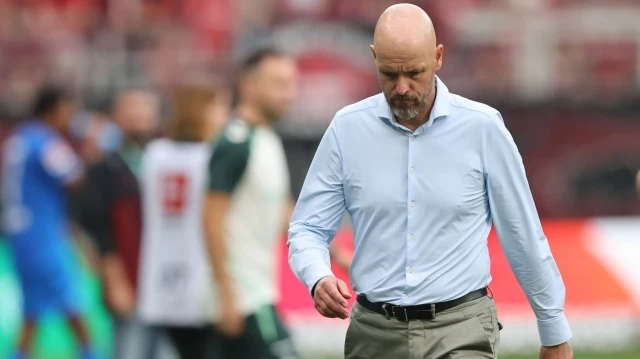 Erik ten Hag çıktığı üç maçın ikisini kaybetti. 