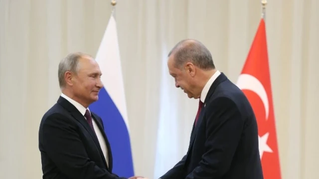 Une photo prise et publiée le 7 septembre 2018 par le service de presse de la présidence turque montre le président turc Recep Tayyip Erdogan (à droite) serrant la main du président russe Vladimir Poutine (à gauche) lors de leur rencontre à Téhéran.