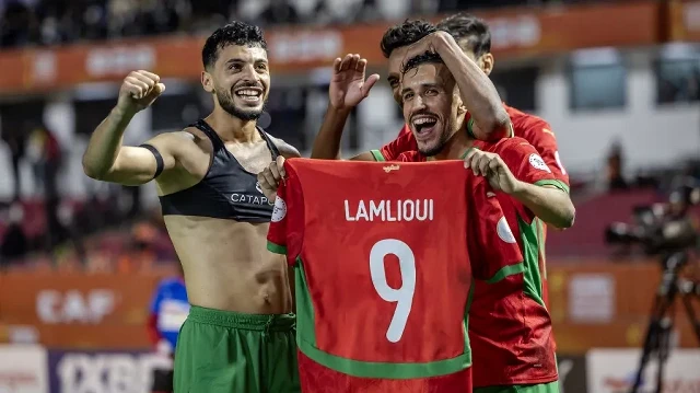 L’attaquant marocain n°9 Oussama Lamlioui avec ses coéquipiers après avoir marqué un but lors de la finale du Championnat d’Afrique des Nations (CHAN) entre Madagascar et le Maroc au stade Kasarani à Nairobi, le 30 août 2025.