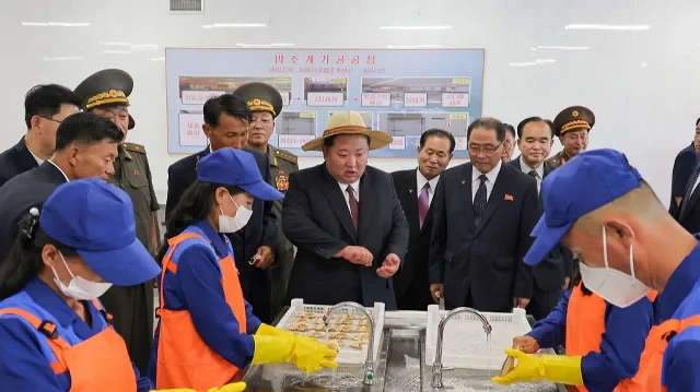 Cette photo prise le 30 août 2025 et diffusée le 31 août 2025 par l'agence de presse officielle de la Corée du Nord, Korean Central News Agency (KCNA), montre le dirigeant nord-coréen Kim Jong Un visitant les installations d'aquaculture en eau peu profonde récemment achevées dans la ferme offshore du comté de Ragwon, dans la province du Hamgyong du Sud.