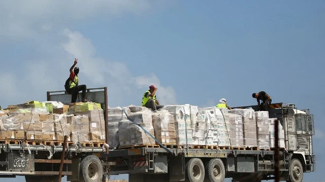 Un camion transportant de l'aide humanitaire roule sur une route à Deir el-Balah, dans le centre de la bande de Gaza, le 21 août 2025.