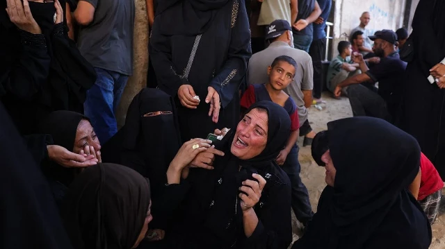 Des Palestiniens pleurent devant l'hôpital Al-Shifa où ont été transportées les victimes des frappes israéliennes sur la ville de Gaza la nuit précédente, le 1er septembre 2025.