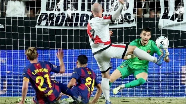 L’attaquant espagnol du Rayo Vallecano, Isi Palazon, défie le gardien espagnol du FC Barcelone, Joan Garcia, lors du match de Liga espagnole entre le Rayo Vallecano de Madrid et le FC Barcelone au stade de Vallecas à Madrid, le 31 août 2025.