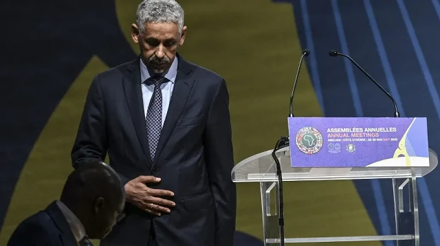 Le Mauritanien Sidi Ould Tah (à droite) réagit après avoir été élu nouveau président du groupe de la Banque africaine de développement à Abidjan, le 29 mai 2025.