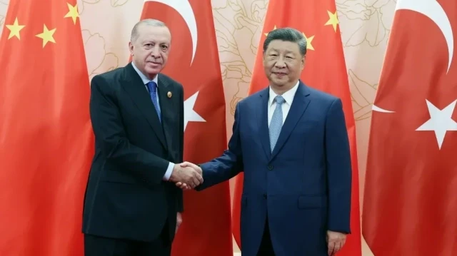 Cette photo prise et publiée par le service de presse de la présidence turque le 31 août 2025 montre le président turc Recep Tayyip Erdogan (à gauche) serrant la main du président chinois Xi Jinping (à droite) lors de sa visite pour assister au sommet de l'Organisation de coopération de Shanghai (OCS) à Tianjin.
