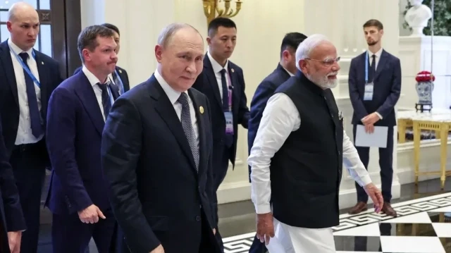 Sur cette photo collective diffusée par l'agence d'État russe Sputnik, le président russe Vladimir Poutine et le Premier ministre indien Narendra Modi tiennent une réunion en marge du sommet de l'Organisation de coopération de Shanghai (OCS) à Tianjin, le 1er septembre 2025.