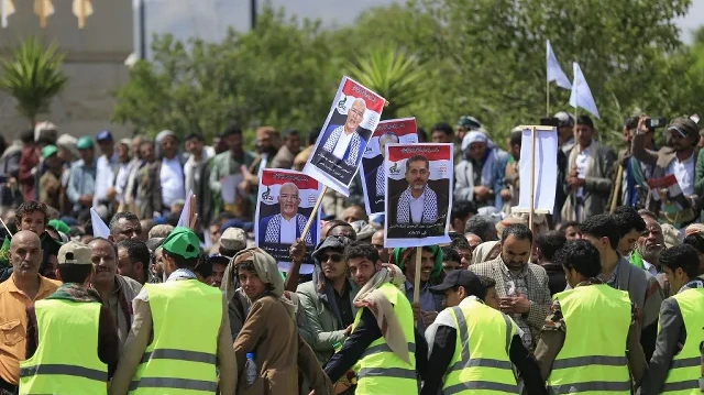 Des personnes en deuil assistent à la procession funéraire du Premier ministre du gouvernement hutu du Yémen, Ahmed Ghaleb Al-Rahwi, et d'autres fonctionnaires, tués lors d'une frappe israélienne quelques jours plus tôt, à Sanaa, le 1er septembre 2025.