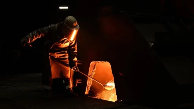 Un métallurgiste est vu au haut fourneau (Hochofen) Schwelgern de l'aciérie Thyssenkrupp Steel Europe AG à Duisburg, dans l'ouest de l'Allemagne.