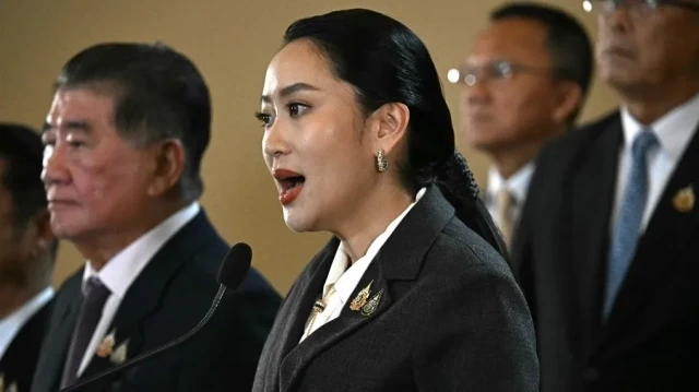 La Première ministre thaïlandaise destituée, Paetongtarn Shinawatra (au centre), participe à une conférence de presse à la Maison du gouvernement après sa destitution par la Cour constitutionnelle à Bangkok, le 29 août 2025.