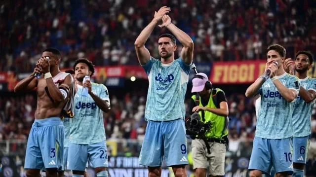 Le milieu serbe de la Juventus, Filip Kostic, aux côtés du défenseur brésilien Bremer et de l’attaquant turc Kenan Yıldız, célèbre avec les supporters à la fin du match de Serie A italienne entre le Genoa et la Juventus au stade Ferraris de Gênes, Italie, le 31 août 2025.
