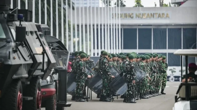 Des soldats de l'armée indonésienne se rassemblent devant le complexe parlementaire à Jakarta, le 1er septembre 2025.