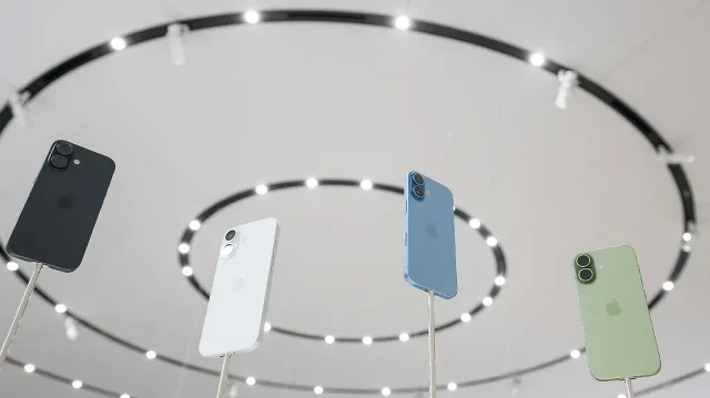 Des modèles de l'iPhone 17 d'Apple sont présentés lors de l'événement "Awe-Dropping" d'Apple au Steve Jobs Theater sur le campus Apple Park à Cupertino, en Californie, le 9 septembre 2025.
