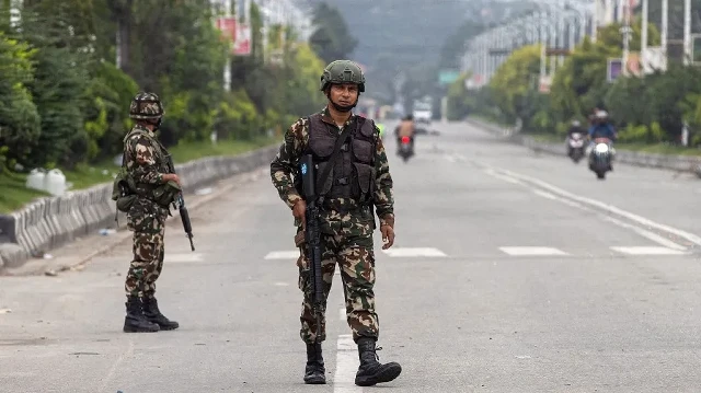 Des militaires patrouillent dans une rue dans le cadre des mesures de sécurité imposées à Katmandou le 10 septembre 2025.