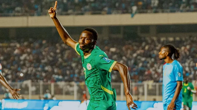 Le joueur sénégalais Pape Matar Saar célébrant son but lors du match de qualification pour le mondial 2026entre la RDC et le Sénégal, à Kinshasa, le 9 septembre 2025.
