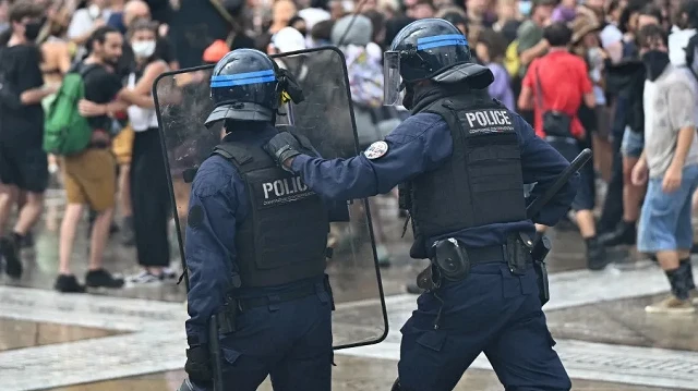 Des policiers antiémeutes montent la garde lors d'une manifestation organisée dans le cadre du mouvement de protestation "Bloquons tout", place de la Comédie, à Montpellier, dans le sud de la France, le 10 septembre 2025.