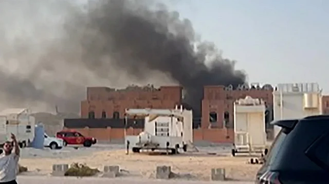 Cette image tirée d'une vidéo AFPTV montre la fumée qui s'élève après les explosions survenues à Doha, la capitale du Qatar, le 9 septembre 2025. L'armée israélienne a déclaré avoir mené des frappes aériennes le 9 septembre contre des hauts responsables du Hamas à Doha, la capitale du Qatar, où se sont tenues plusieurs séries de pourparlers visant à mettre fin à la guerre à Gaza.
