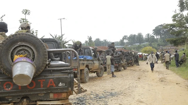 Une colonne de véhicules militaires transportant des soldats des Forces armées de la République démocratique du Congo est aperçue à Ntoyo, le 10 septembre 2025.