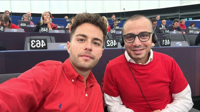 نواب بالبرلمان الأوروبي يرتدون قمصانا حمر تضامنا مع غزة