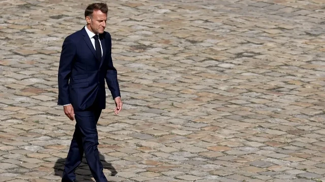 Le président français Emmanuel Macron arrive pour la cérémonie d'adieu aux armes de l'ancien chef d'état-major des forces armées françaises Thierry Burkhard dans la cour de l'Hôtel des Invalides à Paris, le 5 septembre 2025.
