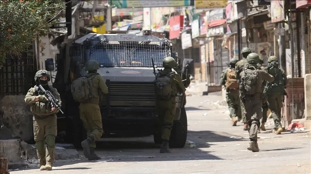 الاحتلال الإسرائيلي يعتقل 5 فلسطينيين في اقتحامات بالضفة