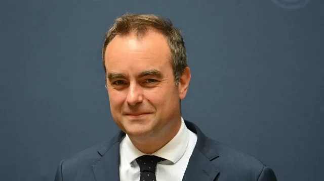 Le ministre français des Armées, Sébastien Lecornu, participe à une photo de famille en marge d'une réunion des ministres de la Défense du « Groupe des cinq (E5) », à Rome, le 16 mai 2025.
