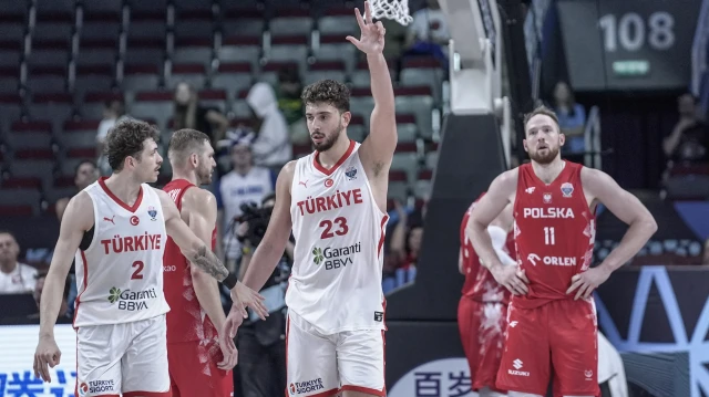 Alperen Sengun (23) de la Türkiye en action face à Aleksander Dziewa (11) de la Pologne lors du quart de finale de l’EuroBasket 2025 de la FIBA entre la Türkiye et la Pologne à l’Arena Riga, à Riga, le 9 septembre 2025.