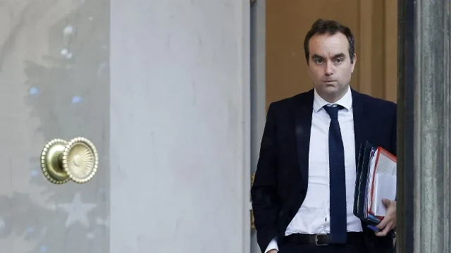 Le ministre français des Armées, Sébastien Lecornu, quitte le palais présidentiel de l'Élysée à Paris après la réunion du Conseil des ministres, le 8 janvier 2025. Le président français Emmanuel Macron a nommé le ministre de la Défense Sébastien Lecornu au poste de Premier ministre à Matignon, a annoncé le palais présidentiel de l'Élysée le 9 septembre 2025.