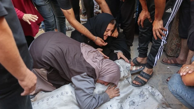 Des Palestiniens pleurent près du corps d'un proche tué lors des frappes israéliennes sur la ville de Gaza à l'aube, à l'hôpital Al-Shifa, le 2 septembre 2025.
