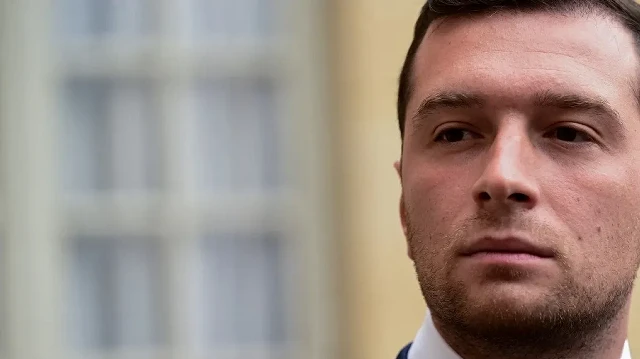Le président du parti d'extrême droite français Rassemblement National (RN), Jordan Bardella, s'adresse aux médias après une réunion avec le Premier ministre français dans le cadre des consultations politiques à l'Hôtel de Matignon à Paris, le 2 septembre 2025, une semaine avant le vote de confiance de l'Assemblée nationale française.