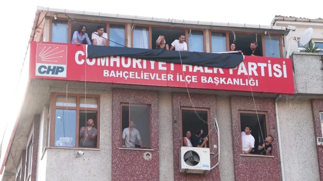 ' CHP İstanbul İl Başkanlığı' yazılı bez afiş asıldı. 
