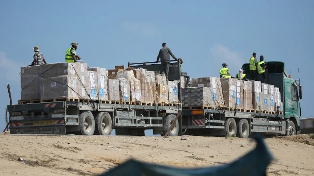 Un camion transportant de l'aide humanitaire roule sur une route à Deir el-Balah, dans le centre de la bande de Gaza, le 21 août 2025.