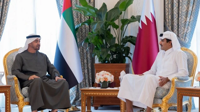 Cette photo diffusée par l'Amiri Diwan du Qatar montre l'émir du Qatar, Cheikh Tamim bin Hamad al-Thani (à droite), rencontrant le président des Émirats arabes unis, Cheikh Mohamed bin Zayed al-Nahyan, à Doha le 10 septembre 2025.