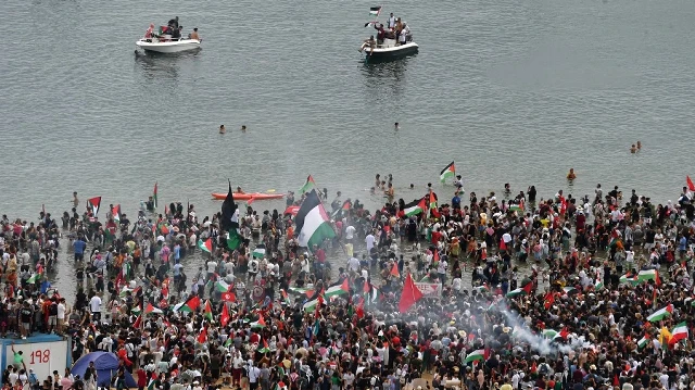 Les partisans et les militants de la flottille mondiale Sumud se rassemblent dans le port tunisien de Sidi Bou Said, avant le départ prévu vers la bande de Gaza pour briser le blocus israélien sur le territoire palestinien, le 10 septembre 2025.