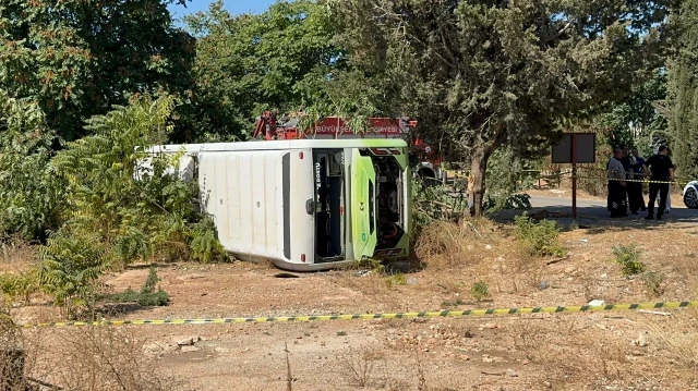 Antalya'da halk otobüsünün yol kenarındaki ağaca çarpıp devrilmesi sonucu sürücü öldü, 1 kişi yaralandı. Kaza yerine 112 Acil Sağlık, polis, itfaiye ve AFAD ekipleri sevk edildi.