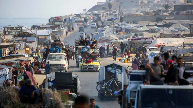 Des Palestiniens transportent leurs biens alors qu'ils évacuent la ville de Gaza vers le sud de la bande côtière, le 10 septembre 2025.