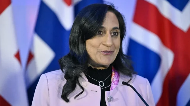 La ministre canadienne des Affaires étrangères, Anita Anand, s'adresse à la presse après une réunion avec les ministres des Affaires étrangères du Danemark, de la Norvège, de la Suède et de l'Islande au Centre finlandais de la nature Haltia à Espoo, en Finlande, le 19 août 2025.