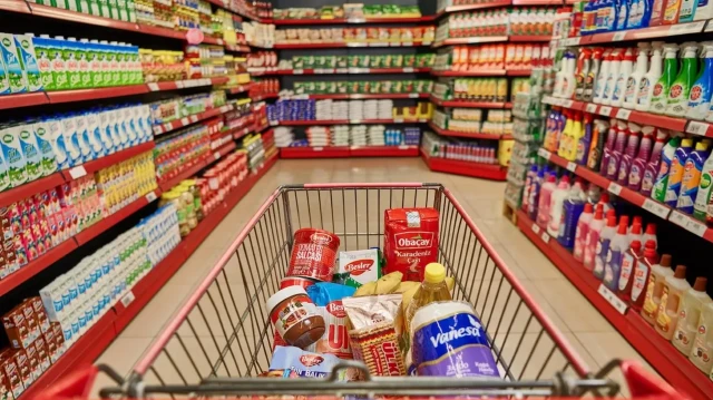 En Turquie, les ventes de produits alimentaires, boissons et tabac ont augmenté de 14,4%, les ventes de produits non alimentaires de 13,3%, et celles de carburants automobiles de 8,9%.