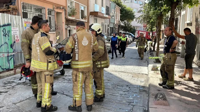 Beline kadar toprak içinde kalan işçi, arkadaşları tarafından kurtarılarak ambulansla hastaneye kaldırıldı.