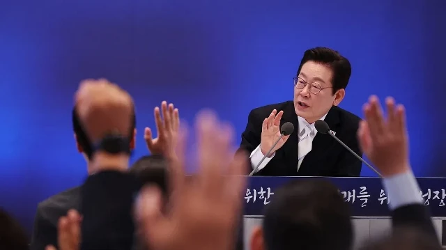 Le président sud-coréen Lee Jae Myung répond aux questions lors d'une conférence de presse marquant ses 100 jours au pouvoir à la Maison Bleue à Séoul, le 11 septembre 2025.