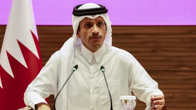 Le Premier ministre et ministre des Affaires étrangères du Qatar, Mohammed bin Abdulrahman al-Thani, s'exprime lors d'une conférence de presse à Doha le 9 septembre 2025, à la suite des frappes israéliennes.