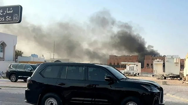Cette image tirée d'une vidéo AFPTV montre la fumée qui s'élève après les explosions survenues à Doha, la capitale du Qatar, le 9 septembre 2025. 