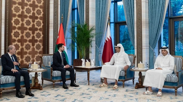 Cette photo diffusée par l'Amiri Diwan du Qatar montre l'émir du Qatar, Cheikh Tamim bin Hamad al-Thani (au centre à droite), et le Premier ministre et ministre des Affaires étrangères, Mohammed bin Abdulrahman al-Thani (à droite), rencontrant le prince héritier Hussein de Jordanie (au centre à gauche) et le ministre des Affaires étrangères jordanien, Ayman Safadi (à gauche), à Doha, le 10 septembre 2025.