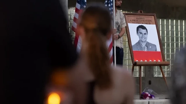 Des personnes assistent à une veillée en hommage à Charlie Kirk, jeune militant et influenceur, qui a été abattu lors d'un événement public à l'université Utah Valley, dans le parc Orem City Center, à Orem, dans l'Utah, le 10 septembre 2025. 
