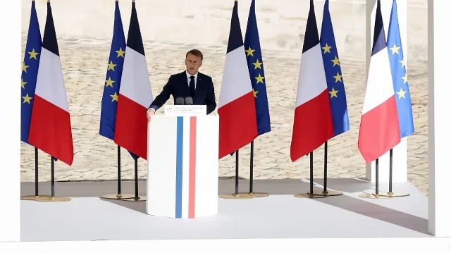 Le président français Emmanuel Macron prononce un discours lors d'une cérémonie d'adieu aux armes pour l'ancien chef d'état-major des forces armées françaises Thierry Burkhard (à droite) dans la cour de l'Hôtel des Invalides à Paris, le 5 septembre 2025.