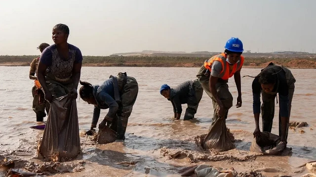 Des femmes lavent du minerai dans la mine artisanale de cuivre-cobalt de Kamilombe, près de la ville de Kolwezi, dans le sud-est de la République démocratique du Congo, le 20 juin 2023.