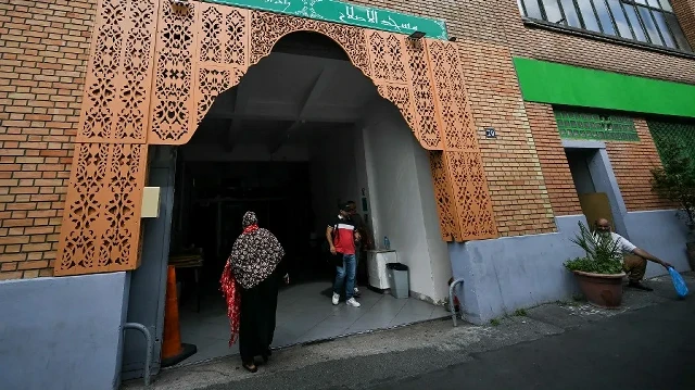 Des fidèles quittent et arrivent à la mosquée Islah, à Montreuil, en Seine-Saint-Denis, dans la banlieue parisienne, le 9 septembre 2025, alors que plus tôt dans la matinée, des têtes de porc ont été découvertes à l'entrée du bâtiment.