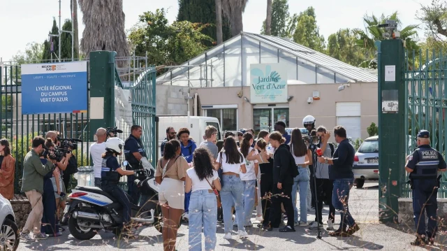 La petite amie de l’assaillant présumé, âgée de 18 ans, a été placée en garde à vue.