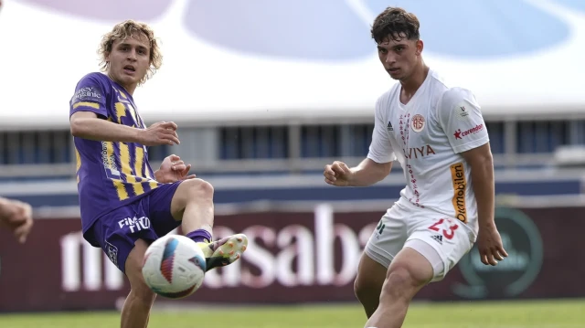 Trendyol Süper Lig 37. Haftasında ikas Eyüpspor ile Onvo Antalyaspor takımları Recep Tayyip Erdoğan Stadı'nda karşılaştı. Bir pozisyonda ikas Eyüpspor oyuncusu Hamza Akman (solda) ile Onvo Antalyaspor oyuncusu Hasan Yakub İlçin (sağda) mücadele etti.

