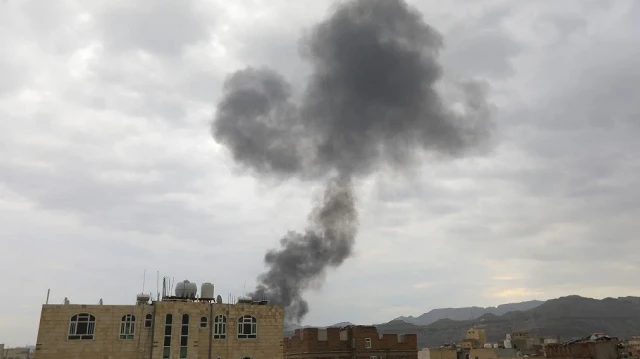 De la fumée s'élève après les frappes israéliennes sur Sanaa, la capitale du Yémen contrôlée par les Houthis, le 10 septembre 2025.